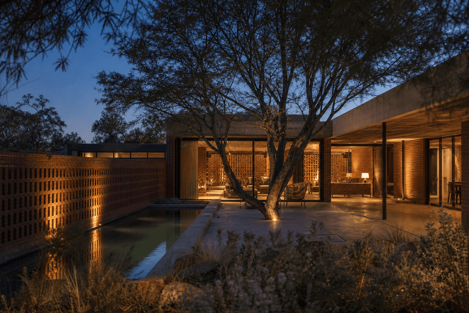 Casa contemporánea iluminada al atardecer